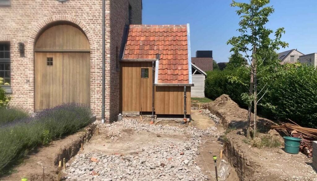 Bijgebouw in Afromozia met zinken goten en oude Boomse pannen